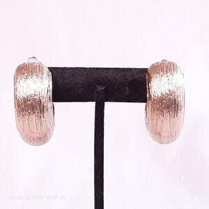 💎Textured Chubby Huggie Earrings Gold Tone Metal Clip Ons